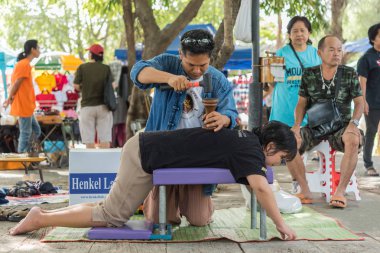 Tay masajı tedavi için ahşap çekiç tarafından ağrıları ağrıları