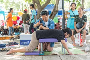 Tay masajı tedavi için ahşap çekiç tarafından ağrıları ağrıları
