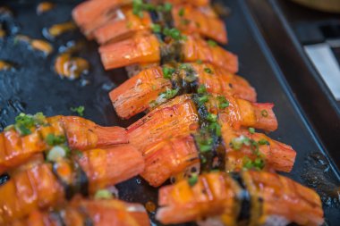 Farklı türde set: suşi Japon yemekleri