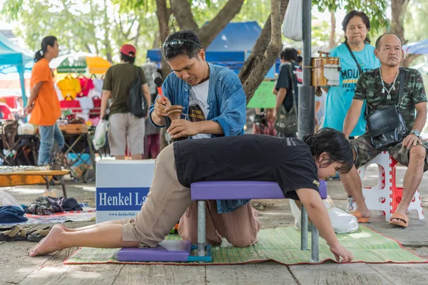 Tay masajı tedavi için ahşap çekiç tarafından ağrıları ağrıları