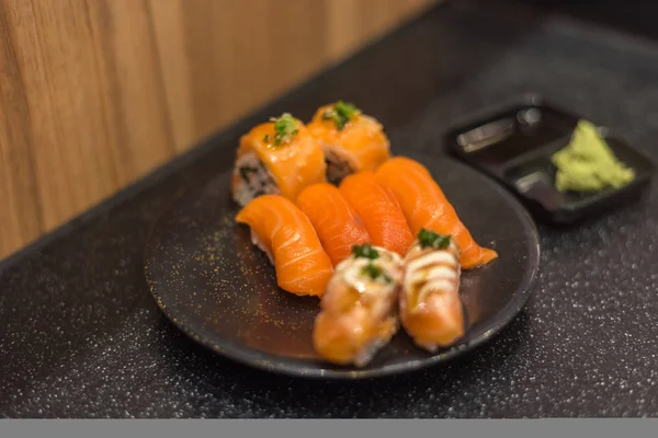 Comida japonesa em conjunto diferentes tipos de sushi — Fotografia de Stock