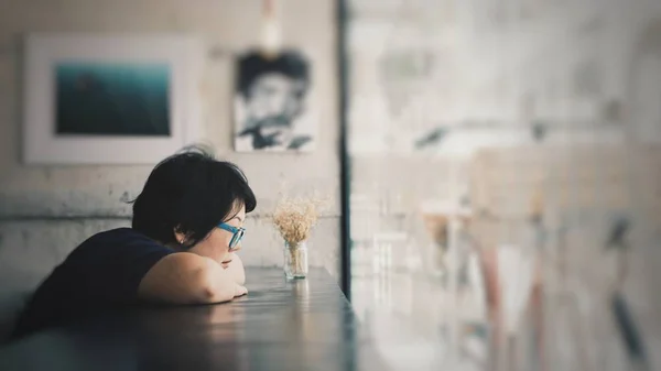 Femmes asiatiques avec des lunettes dans un café-restaurant — Photo