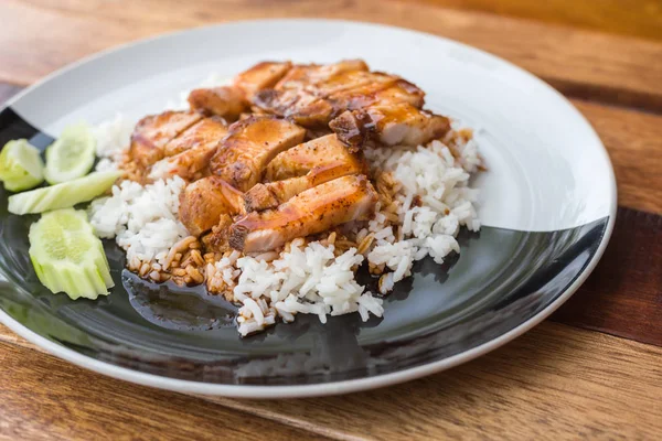 Porco vermelho grelhado em molho com arroz e pepino — Fotografia de Stock