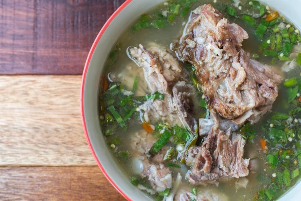 Sıcak ve baharatlı domuz kaburga güveç Tay otlar ile