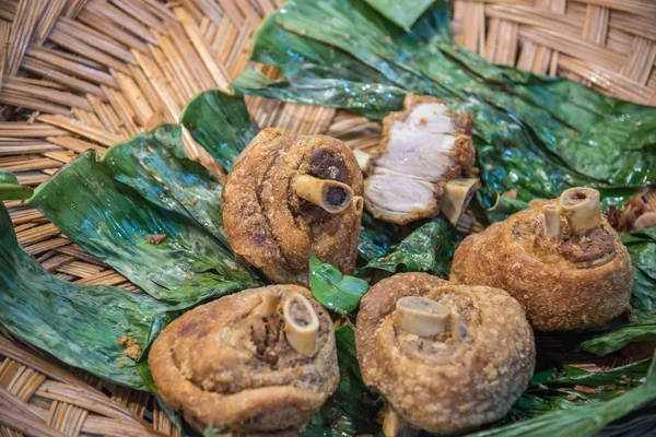 Nudillo de cerdo crujiente en el mercado tailandés de comida callejera —  Fotos de Stock