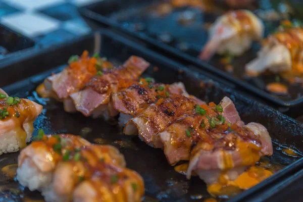 Comida japonesa em conjunto diferentes tipos de sushi — Fotografia de Stock