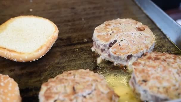 Hamburgo a la parrilla y hamburguesa para cocinar una hamburguesa — Vídeo de stock