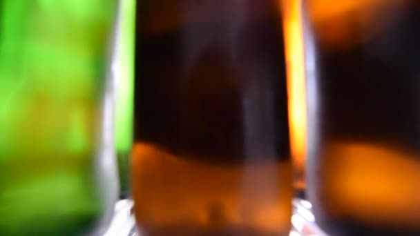 Asie homme prendre de la bière à partir d'un réfrigérateur — Video