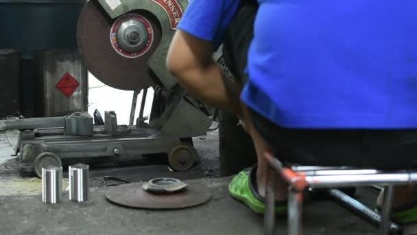 Reparador trabajando para soldar el resorte de la bobina del coche — Vídeo de stock