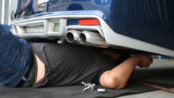 Controle van de schorsing van een auto voor reparatie bij auto garage — Stockvideo
