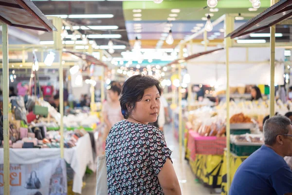 Žena nakupování na trhu s potravinami názvy ulic — Stock fotografie