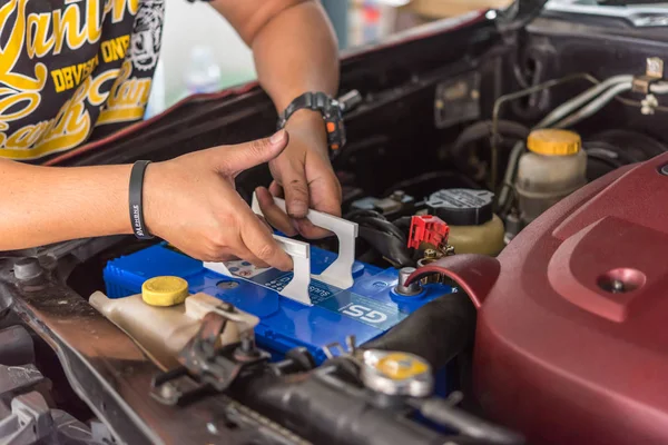 Überprüfung einer Autobatterie zur Reparatur in der Autowerkstatt — Stockfoto