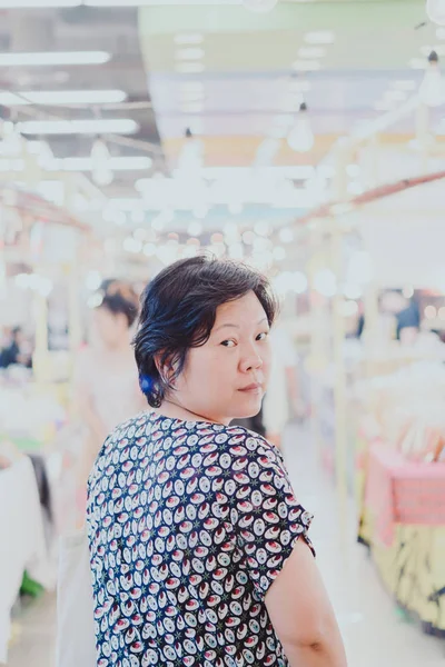 Mujer de compras en el mercado tailandés de comida callejera — Foto de Stock