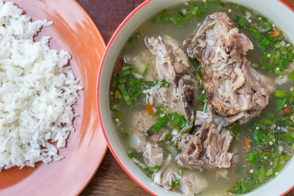 Sıcak ve baharatlı domuz kaburga güveç Tay otlar ile