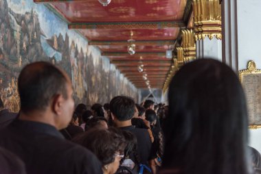 İnsanlar ödemek ve Tayland Kralı Bhumibol için saygı