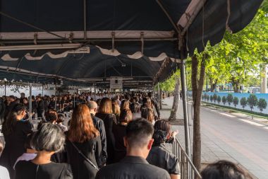 İnsanlar ödemek ve Tayland Kralı Bhumibol için saygı