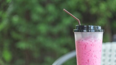 Tay tarzında kafede pembe tatlı süt buzlu