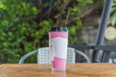 Tay tarzında kafede pembe tatlı süt buzlu