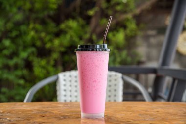 Tay tarzında kafede pembe tatlı süt buzlu