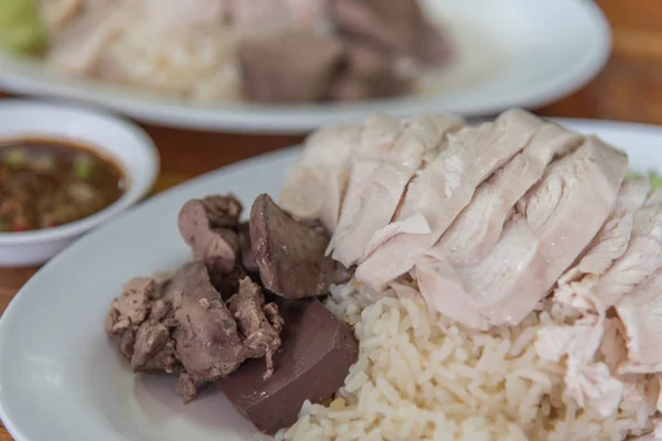 Arroz al vapor con sopa de pollo en la comida de la calle — Foto de Stock