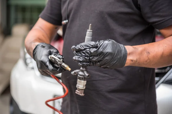 Pulizia iniezione carburante e flusso d'aria motore auto — Foto Stock