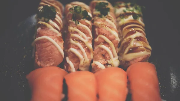 Comida japonesa em conjunto diferentes tipos de sushi — Fotografia de Stock