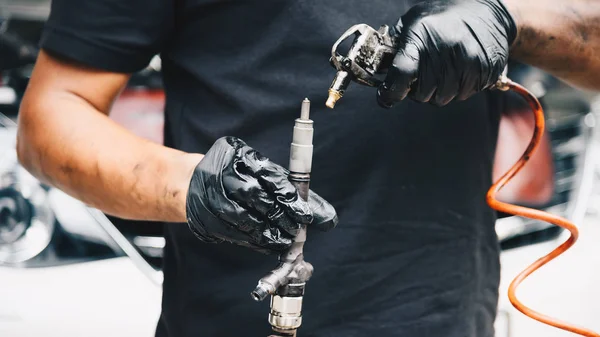 Limpieza de inyección de combustible y flujo de aire motor del coche —  Fotos de Stock