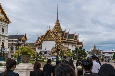 İnsanlar ödemek ve Tayland Kralı Bhumibol için saygı