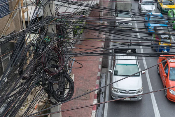 Zmatený elektrických vodičů na elektrické stožáry — Stock fotografie