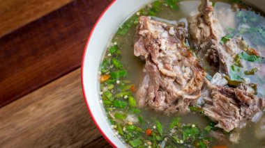 Sıcak ve baharatlı domuz kaburga güveç Tay otlar ile