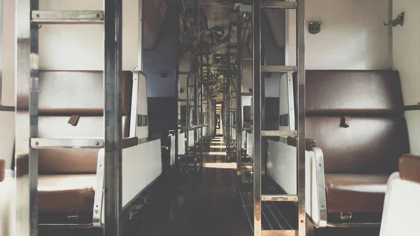 Εσωτερικό της σιδηροδρομικής αμαξοστοιχίας με καθίσματα στυλ vintage — Φωτογραφία Αρχείου