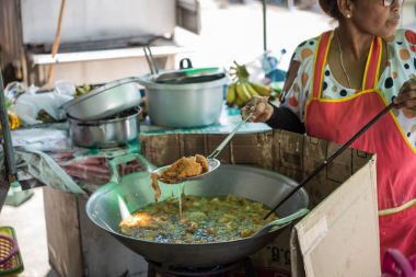Tay tatlı susam topları (Kanom Kai Hong)