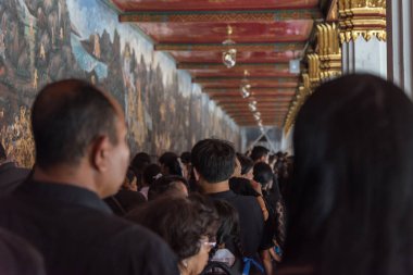 İnsanlar ödemek ve Tayland Kralı Bhumibol için saygı