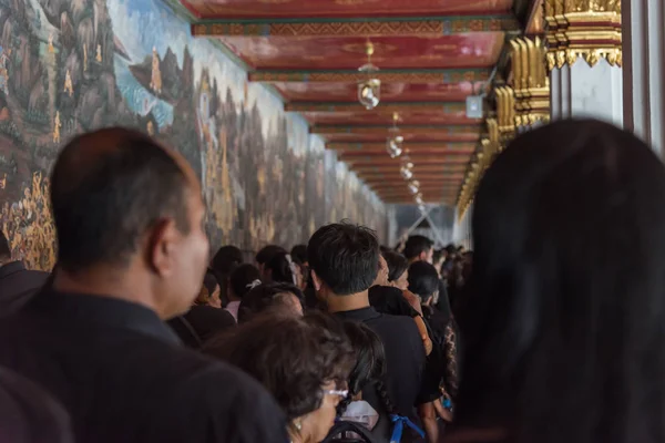 İnsanlar ödemek ve Tayland Kralı Bhumibol için saygı