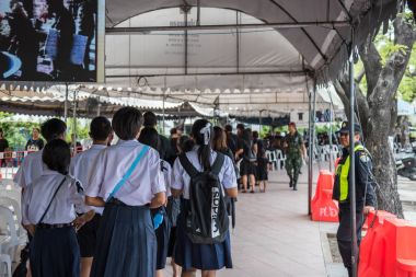İnsanlar ödemek ve Tayland Kralı Bhumibol için saygı