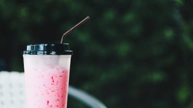 Tay tarzında kafede pembe tatlı süt buzlu