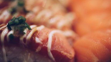 Farklı türde set: suşi Japon yemekleri