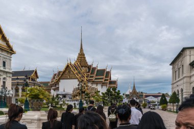 İnsanlar ödemek ve Tayland Kralı Bhumibol için saygı