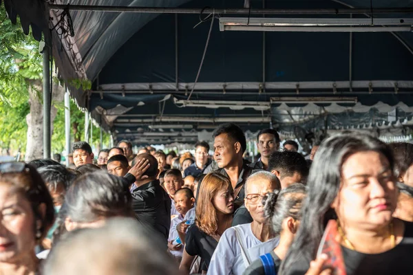 Ludzie płacą i szacunek do król Tajlandii Bhumibol — Zdjęcie stockowe