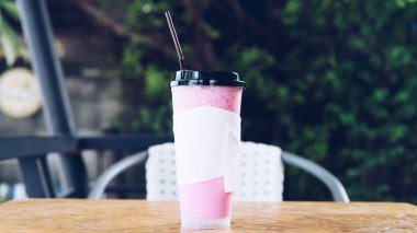 Tay tarzında kafede pembe tatlı süt buzlu