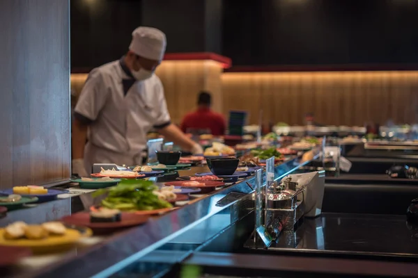 Japonia jedzenie restauracja pas w formie bufetu i chef — Zdjęcie stockowe