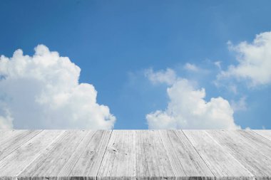 Mavi gökyüzü bulut ile ahşap Teras