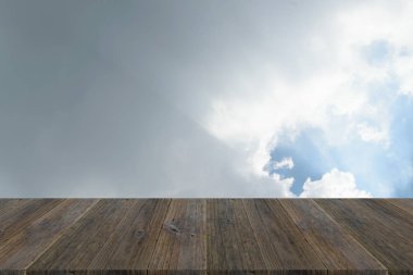 Mavi gökyüzü bulut ile ahşap Teras