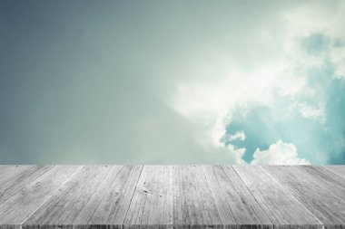 Mavi gökyüzü bulut ile ahşap Teras, vintage tarzı sürecinde