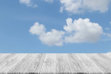 Mavi gökyüzü bulut ile ahşap Teras