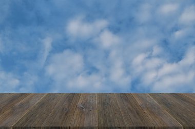 Mavi gökyüzü bulut ile ahşap Teras