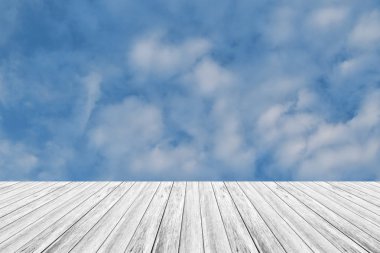 Mavi gökyüzü bulut ile ahşap Teras