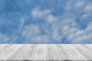 Mavi gökyüzü bulut ile ahşap Teras