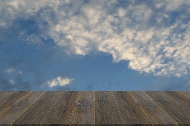 Mavi gökyüzü bulut ile ahşap Teras