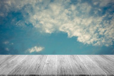 Mavi gökyüzü bulut ile ahşap Teras, vintage tarzı sürecinde